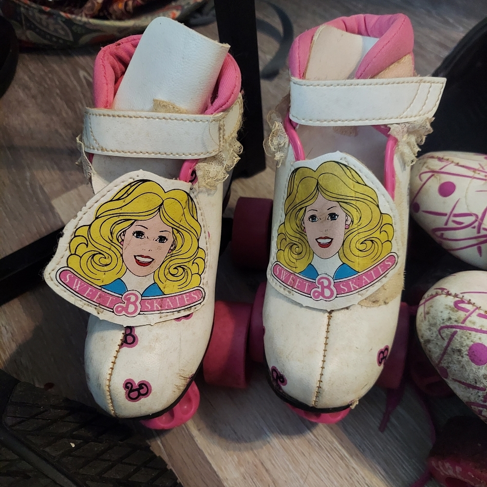 Vintage size 11 j girls barbie roller skates